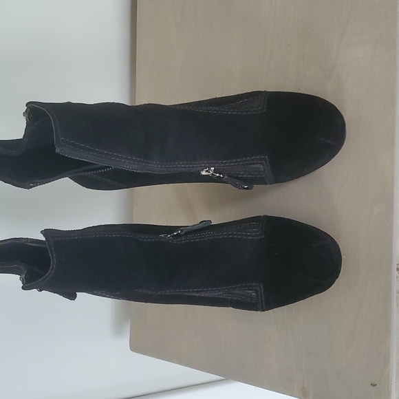 L.A.M.B black suede booties size 9 1/2 - Picture 6 of 7